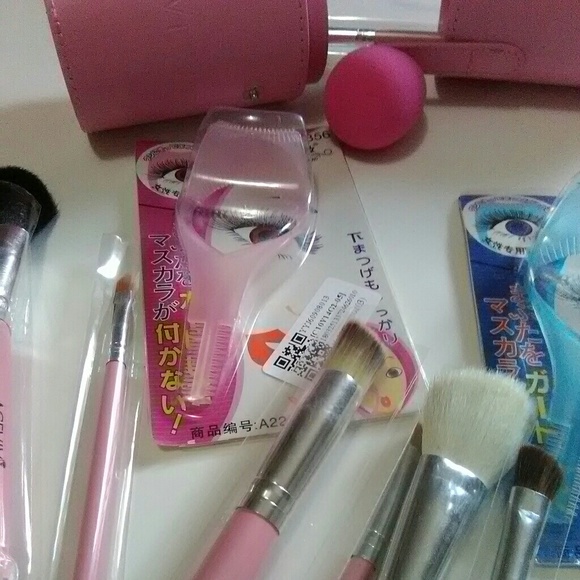 Fancy Pro Makeup Set + 2 Eyelash Curlers + 1 Puff - Picture 6 of 6